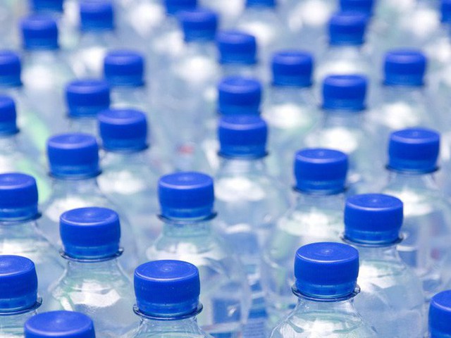Tạp chí Business Insider: Nước đóng chai chính là cú lừa lớn nhất thế kỷ 21 - Ảnh 4.