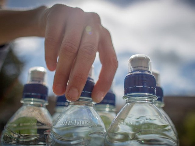 Tạp chí Business Insider: Nước đóng chai chính là cú lừa lớn nhất thế kỷ 21 - Ảnh 5.