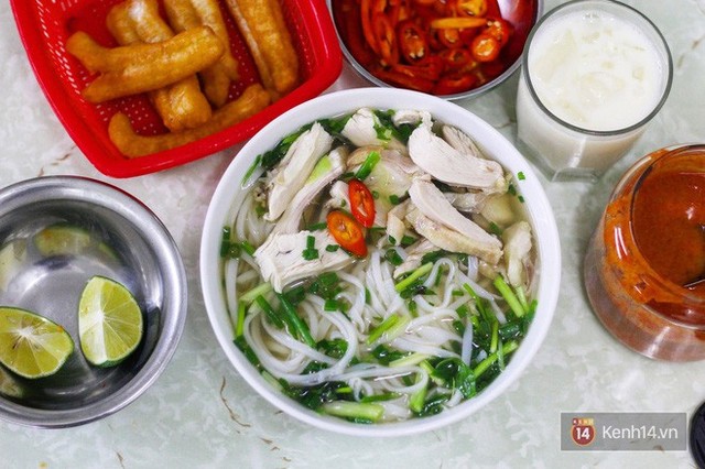 Có đâu như Hà Nội: bún chửi, bún xếp hàng, phở gà giá gấp đôi bình thường... vẫn cứ đông khách - Ảnh 8.