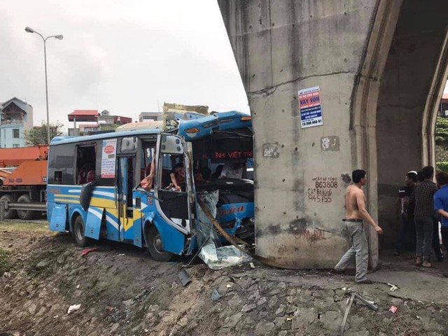  Hải Dương: Xe khách đang lưu thông đâm vào trụ cầu, 11 người bị thương - Ảnh 1.