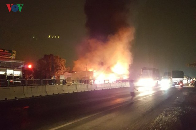 Ảnh: Hiện trường xe khách bốc cháy dữ dội trên Quốc lộ 1A - Ảnh 4.