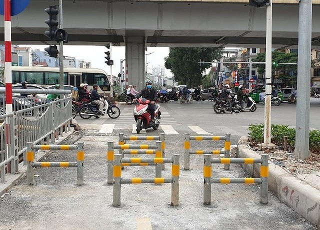  Lắp rào chắn ngăn xe máy đi vào làn đường dành riêng cho người đi bộ ven sông Tô Lịch - Ảnh 2.