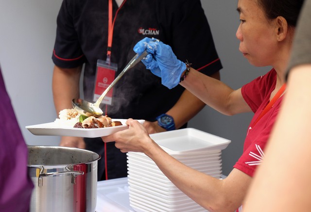 Quán ăn sao Michelin rẻ nhất thế giới đến Hà Nội: Giá chỉ 30 ngàn, khách xếp hàng dài trên phố Lê Thạch đợi mua - Ảnh 10.