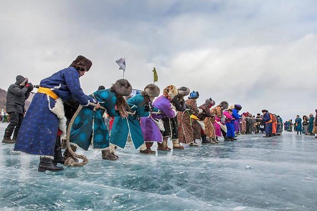 Lễ hội trên hồ đóng băng kỳ lạ của người Mông Cổ: Lạnh kinh hoàng nhưng đẹp đến mê mẩn - Ảnh 11.