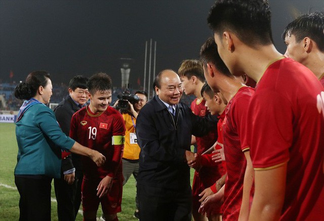  Thủ tướng xuống sân chúc mừng U23 Việt Nam đánh bại U23 Thái Lan - Ảnh 4.