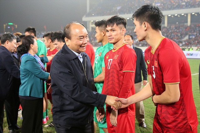  Thủ tướng xuống sân chúc mừng U23 Việt Nam đánh bại U23 Thái Lan - Ảnh 5.