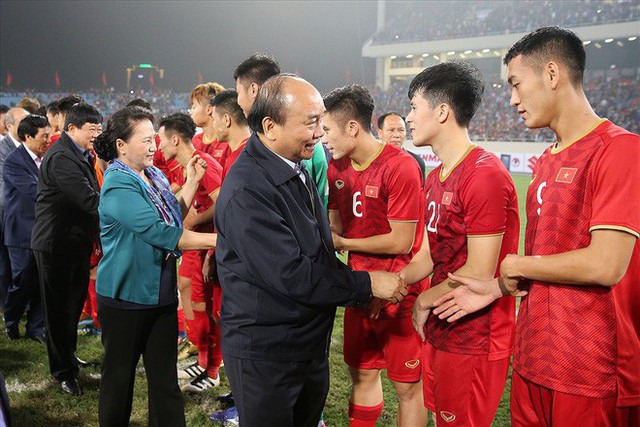  Thủ tướng xuống sân chúc mừng U23 Việt Nam đánh bại U23 Thái Lan - Ảnh 6.