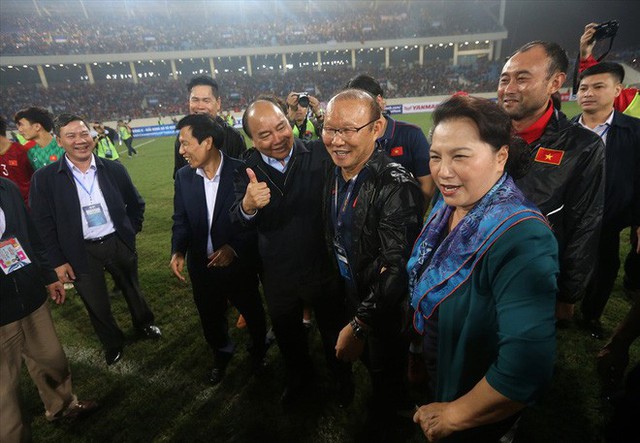  Thủ tướng xuống sân chúc mừng U23 Việt Nam đánh bại U23 Thái Lan - Ảnh 7.