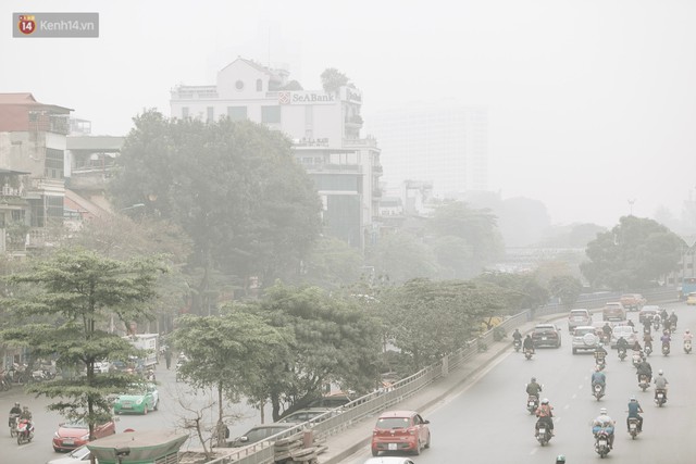 Hà Nội ngập trong sương bụi mù mịt bao phủ tầm nhìn: Tình trạng ô nhiễm không khí đáng báo động! - Ảnh 1.