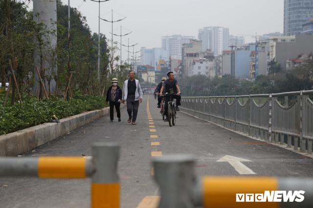 Người đi xe đạp toát mồ hôi hì hục vượt rào ở đường đi bộ dài nhất Thủ đô - Ảnh 2.