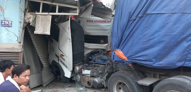  Xe tải lao vào nhà dân, 6 người suýt mất mạng - Ảnh 1.