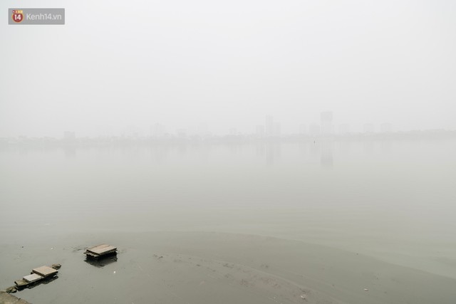 Hà Nội ngập trong màn sương mù mịt bao phủ tầm nhìn: Tình trạng ô nhiễm không khí đáng báo động! - Ảnh 12.