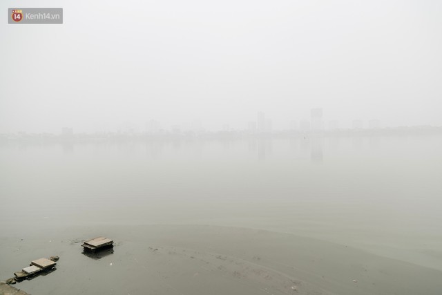 Hà Nội ngập trong sương bụi mù mịt bao phủ tầm nhìn: Tình trạng ô nhiễm không khí đáng báo động! - Ảnh 12.