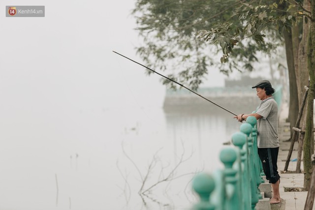 Hà Nội ngập trong sương bụi mù mịt bao phủ tầm nhìn: Tình trạng ô nhiễm không khí đáng báo động! - Ảnh 14.