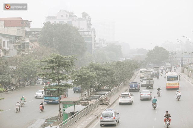 Hà Nội ngập trong màn sương mù mịt bao phủ tầm nhìn: Tình trạng ô nhiễm không khí đáng báo động! - Ảnh 15.