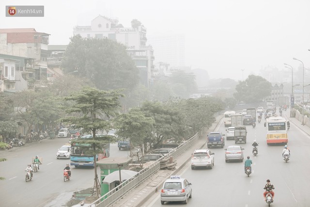 Hà Nội ngập trong sương bụi mù mịt bao phủ tầm nhìn: Tình trạng ô nhiễm không khí đáng báo động! - Ảnh 15.