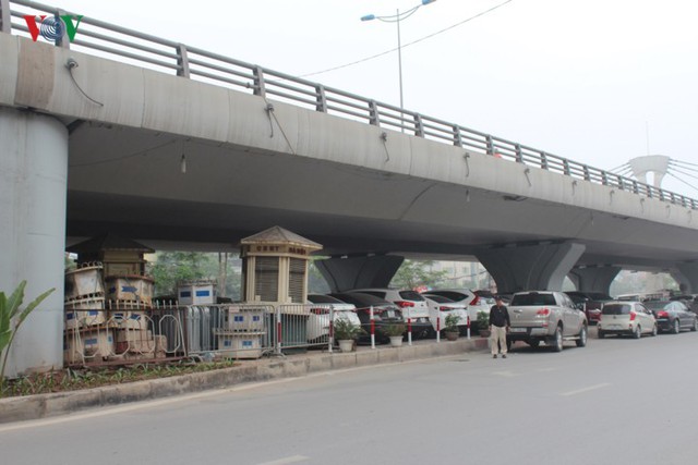 Hà Nội: 4 gầm cầu bị tuýt còi dừng trông giữ phương tiện vẫn hoạt động - Ảnh 18.