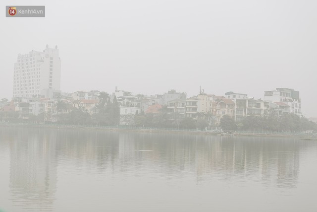 Hà Nội ngập trong màn sương mù mịt bao phủ tầm nhìn: Tình trạng ô nhiễm không khí đáng báo động! - Ảnh 3.
