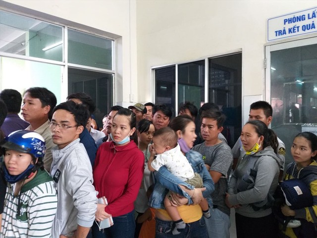 Vỡ trận tiêm vắcxin 6 trong 1 cho trẻ em tại Đà Nẵng - Ảnh 4.
