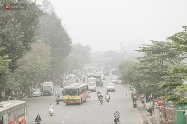Hà Nội ngập trong sương bụi mù mịt bao phủ tầm nhìn: Tình trạng ô nhiễm không khí đáng báo động! - Ảnh 4.