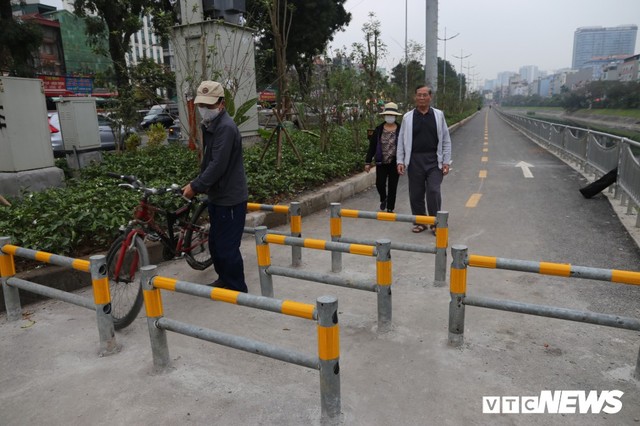 Người đi xe đạp toát mồ hôi hì hục vượt rào ở đường đi bộ dài nhất Thủ đô - Ảnh 7.