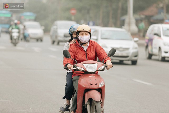 Hà Nội ngập trong màn sương mù mịt bao phủ tầm nhìn: Tình trạng ô nhiễm không khí đáng báo động! - Ảnh 9.