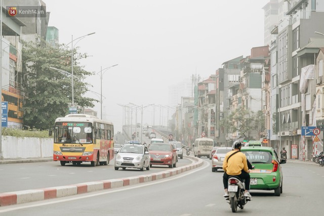 Hà Nội ngập trong màn sương mù mịt bao phủ tầm nhìn: Tình trạng ô nhiễm không khí đáng báo động! - Ảnh 10.