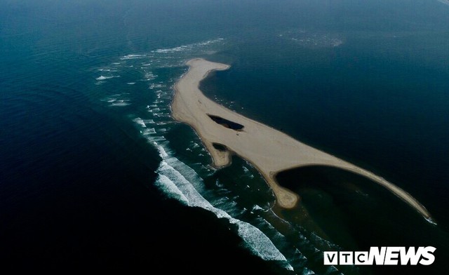 Đảo cát dài 3 cây số nổi lên giữa biển Hội An: Hiện tượng không lạ nhưng chưa thể lý giải - Ảnh 1.