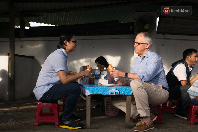 Hình ảnh bình dị của các nguyên thủ quốc gia trong chuyến công du đến Việt Nam: Chơi đàn bầu, ăn bún chả, uống cà phê vỉa hè - Ảnh 4.