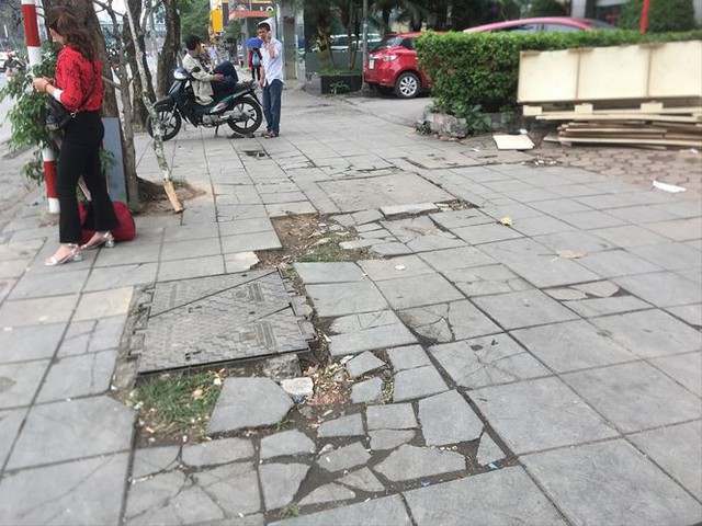Cải tạo, chỉnh trang trên trăm tuyến phố Hà Nội: Lại lát đá vỉa hè - Ảnh 1.