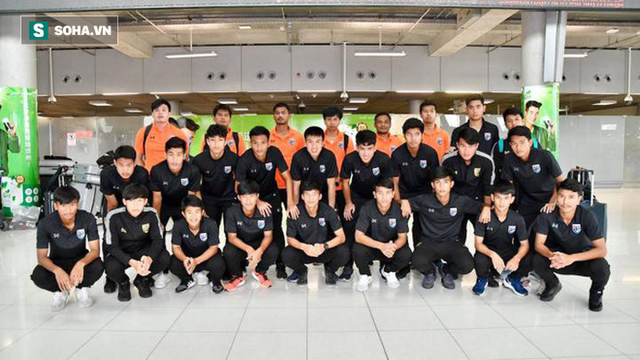  Ủ rũ ngày về nước, HLV Thái Lan thừa nhận bất lực trước U19 Việt Nam - Ảnh 1.