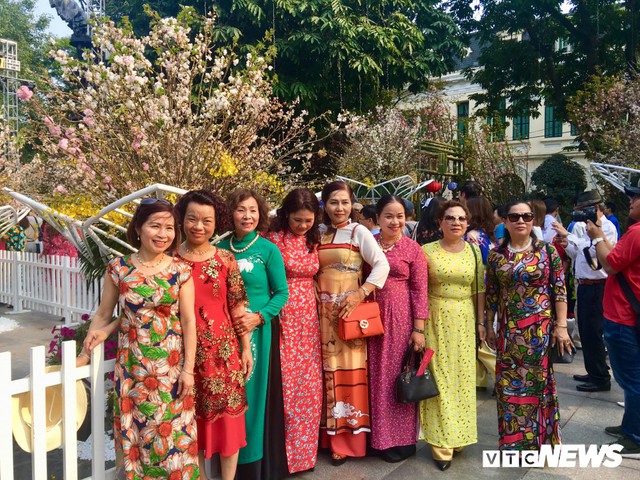 Ảnh: Nghìn người nô nức đổ về phố đi bộ Hà Nội tham gia Lễ hội hoa anh đào - Ảnh 3.