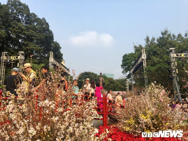 Ảnh: Nghìn người nô nức đổ về phố đi bộ Hà Nội tham gia Lễ hội hoa anh đào - Ảnh 4.