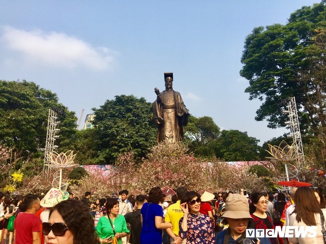 Ảnh: Nghìn người nô nức đổ về phố đi bộ Hà Nội tham gia Lễ hội hoa anh đào - Ảnh 6.
