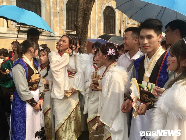 Ảnh: Nghìn người nô nức đổ về phố đi bộ Hà Nội tham gia Lễ hội hoa anh đào - Ảnh 7.
