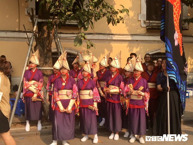 Ảnh: Nghìn người nô nức đổ về phố đi bộ Hà Nội tham gia Lễ hội hoa anh đào - Ảnh 8.