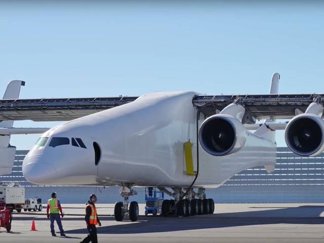 Cận cảnh chiếc máy bay lớn nhất thế giới do nhà đồng sáng lập Microsoft xây dựng - Ảnh 8.