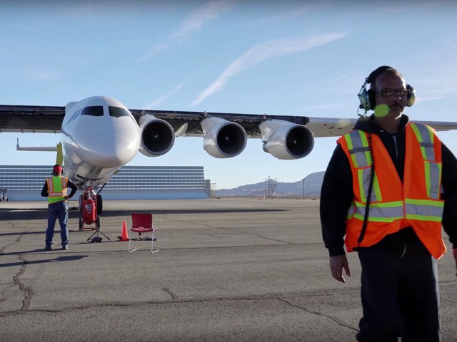 Cận cảnh chiếc máy bay lớn nhất thế giới do nhà đồng sáng lập Microsoft xây dựng - Ảnh 10.