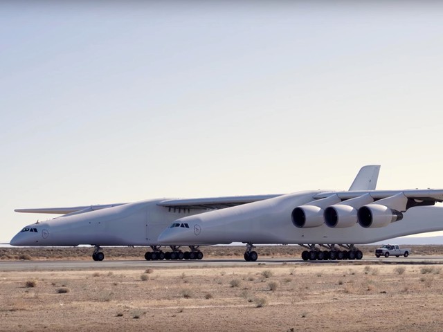 Cận cảnh chiếc máy bay lớn nhất thế giới do nhà đồng sáng lập Microsoft xây dựng - Ảnh 1.