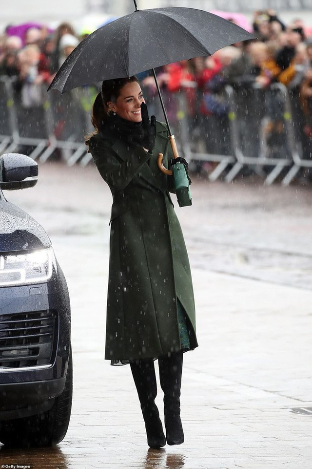 Khi Meghan lựa chọn xuất hiện như một ngôi sao thì Công nương Kate lại từ chối cầm ô, dầm mưa lạnh trong sự kiện mới nhất - Ảnh 1.