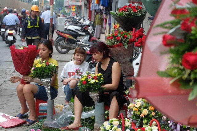 Hoa 8/3 tăng giá chóng mặt, hàng nhập đắt gấp chục lần vẫn không đủ bán - Ảnh 9.