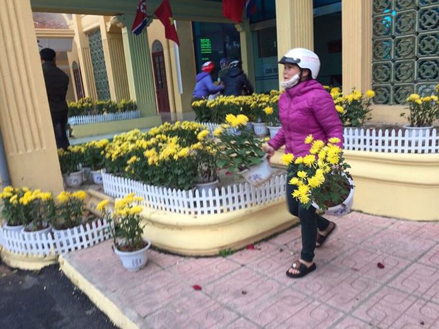 Phản cảm cảnh tranh cướp hoa trang trí ở ga Đồng Đăng - Ảnh 3.