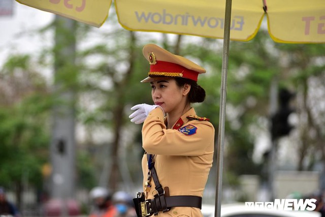 Ảnh: Một ngày làm việc của bóng hồng cảnh sát giao thông tại Hà Nội - Ảnh 4.