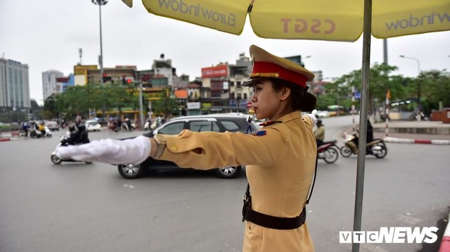Ảnh: Một ngày làm việc của bóng hồng cảnh sát giao thông tại Hà Nội - Ảnh 7.