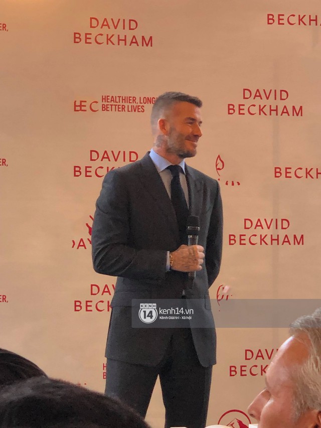 Clip độc quyền: David Beckham được bảo vệ nghiêm ngặt, diện vest lịch lãm tại họp báo ở Việt Nam - Ảnh 2.