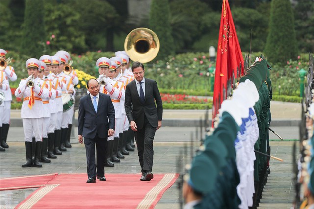 Lễ đón trọng thể Thủ tướng Hà Lan thăm Việt Nam tại Phủ Chủ tịch - Ảnh 2.