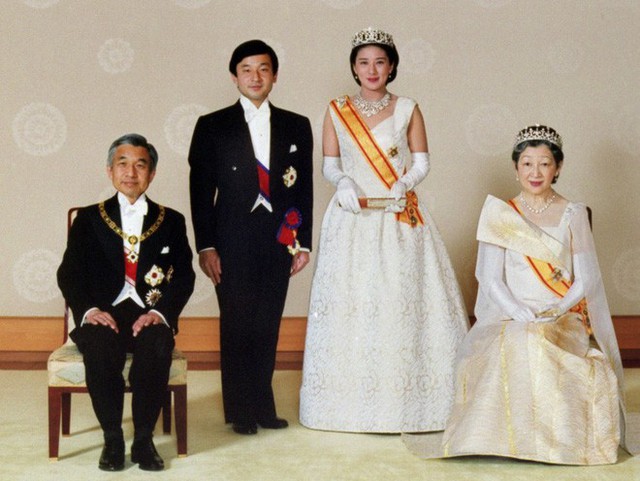 Chuyện tình lãng mạn 60 năm của Vua và Hoàng hậu Nhật Bản: Dù bao năm đi nữa vẫn vui vẻ chơi tennis cùng nhau - Ảnh 11.