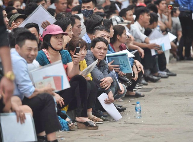 Chùm ảnh: Hàng nghìn người dân chen lấn, vật vờ chờ lấy số thứ tự xin visa 5 năm của Hàn Quốc - Ảnh 14.