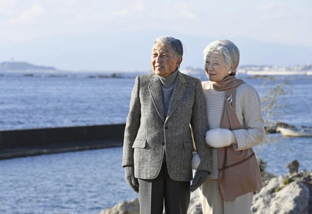 Chuyện tình lãng mạn 60 năm của Vua và Hoàng hậu Nhật Bản: Dù bao năm đi nữa vẫn vui vẻ chơi tennis cùng nhau - Ảnh 15.