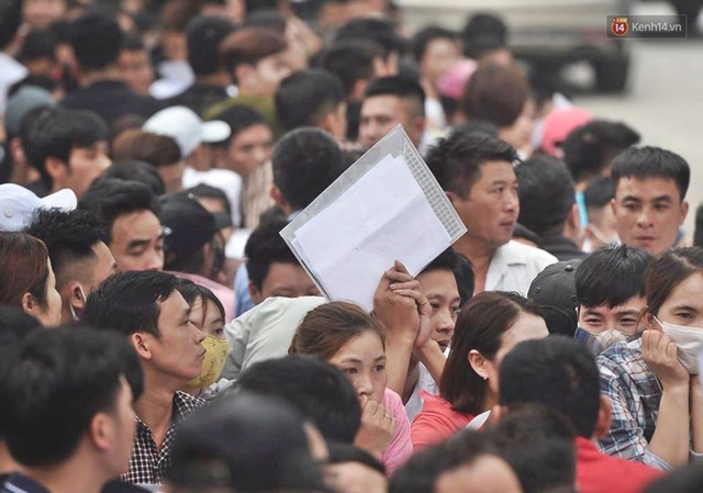 Chùm ảnh: Hàng nghìn người dân chen lấn, vật vờ chờ lấy số thứ tự xin visa 5 năm của Hàn Quốc - Ảnh 18.